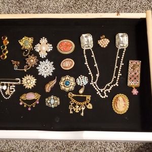 Lot of vintage brooches/pins